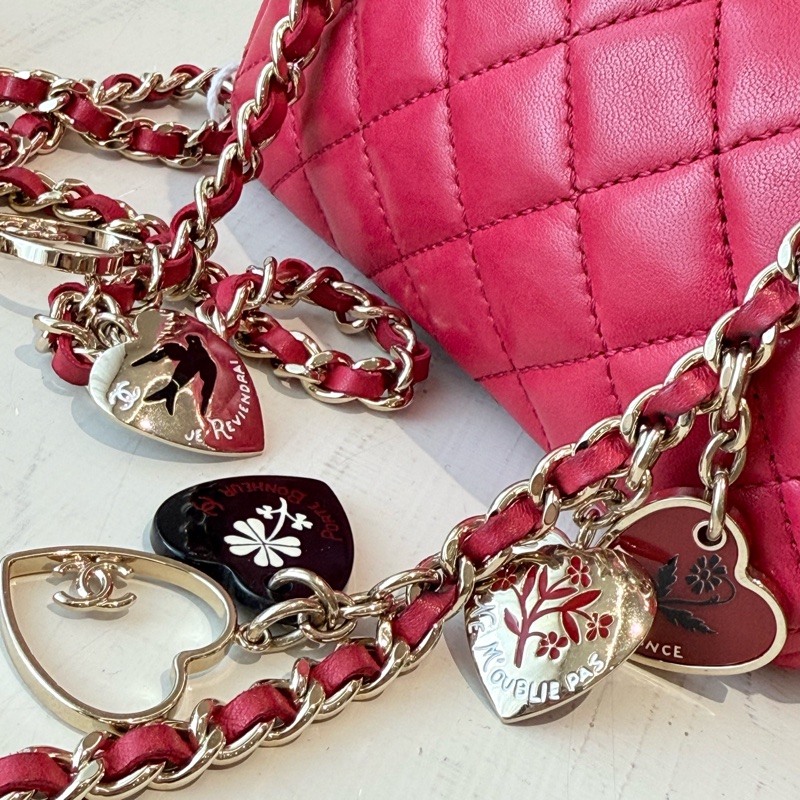 CHANEL 粉色愛心徽章鏈條小包（情人節特別款）-2