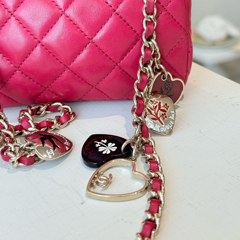 CHANEL 粉色愛心徽章鏈條小包（情人節特別款）-3
