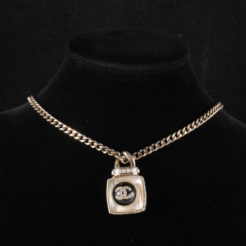 CHANEL(香奈兒)  合金 22C 手工坊系列 雙C鎖頭 項鏈-0