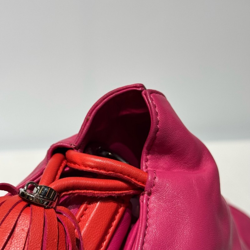 Loewe 玫紅拼番茄紅色 小羊皮 流蘇福袋 包身柔軟輕便 大容量肩背包斜背包-15