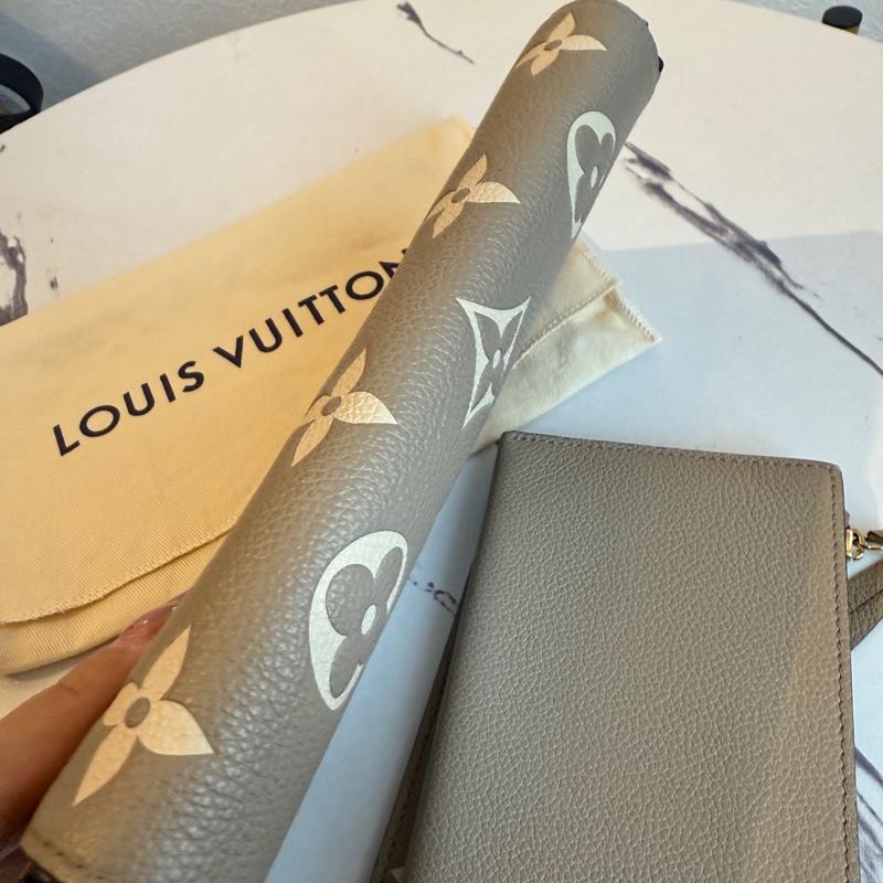 lv奶茶斑鳩灰三合一斜背包 超好用-8