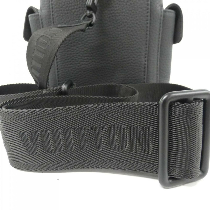 Louis Vuitton Taurillon Christopher XS 肩背包 M58495-5