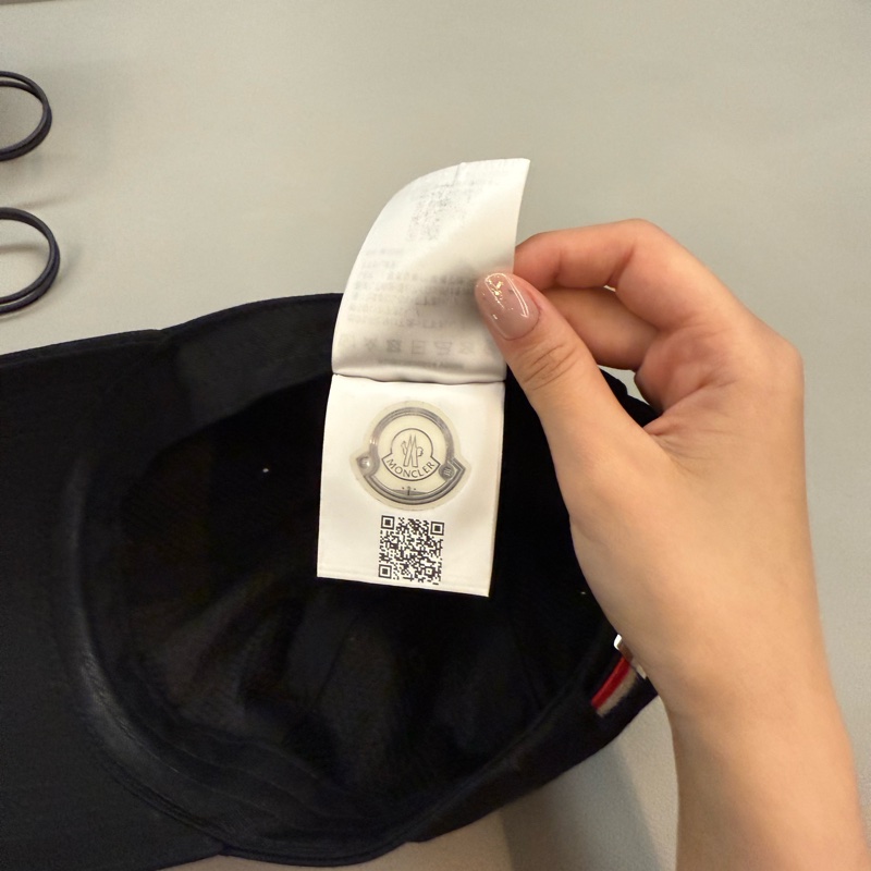 MONCLER經典LOGO老帽(有兩頂便宜賣)-9