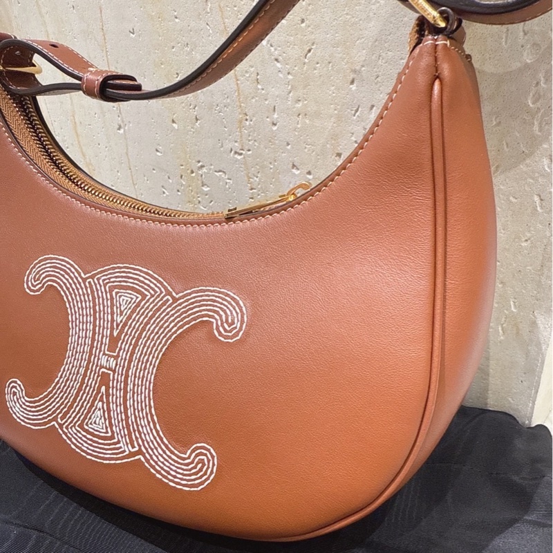 CELINE 棕色刺繡凱旋門Ava 腋下包彎月包-2