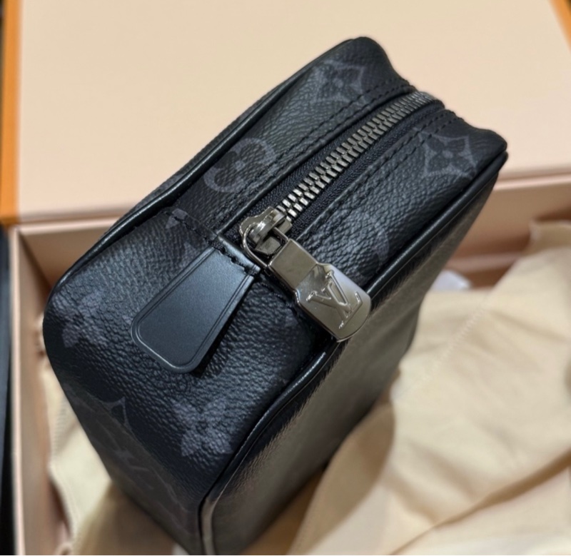 LV M46577 黑色梳洗包 PM size 旅行收納包-3
