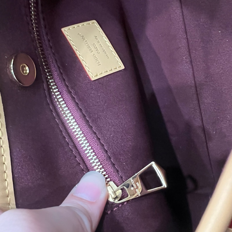 Louis Vuitton LV M13014 CarryAll BB 斜背包-31