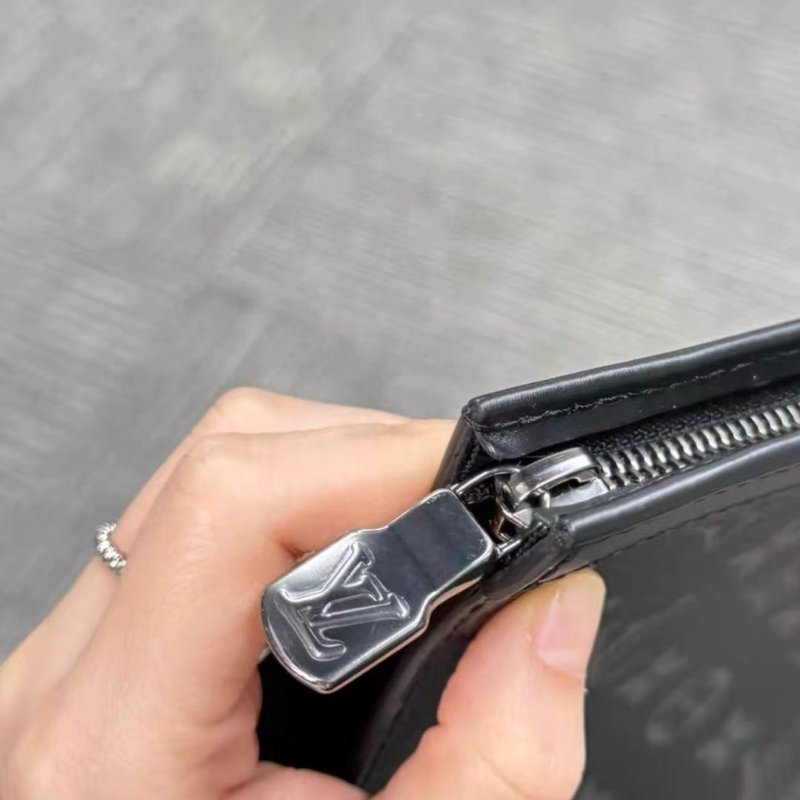 3月購證全新大全套LV黑花手拿包 黑武士包-1