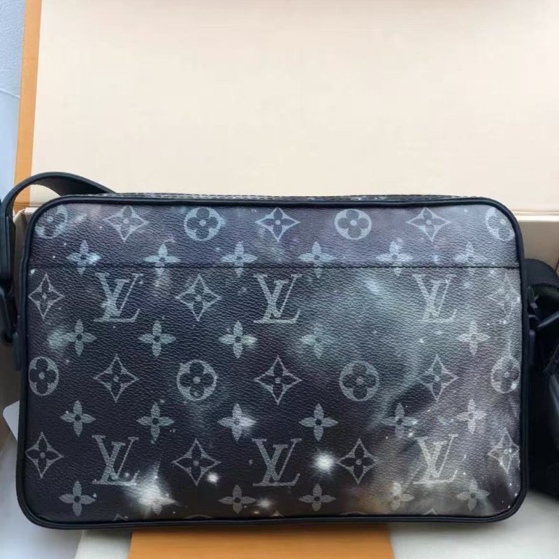 Louis Vuitton 郵差包 M44165 26x17x 5 全新 配件防塵袋盒子(細節私訊)-1
