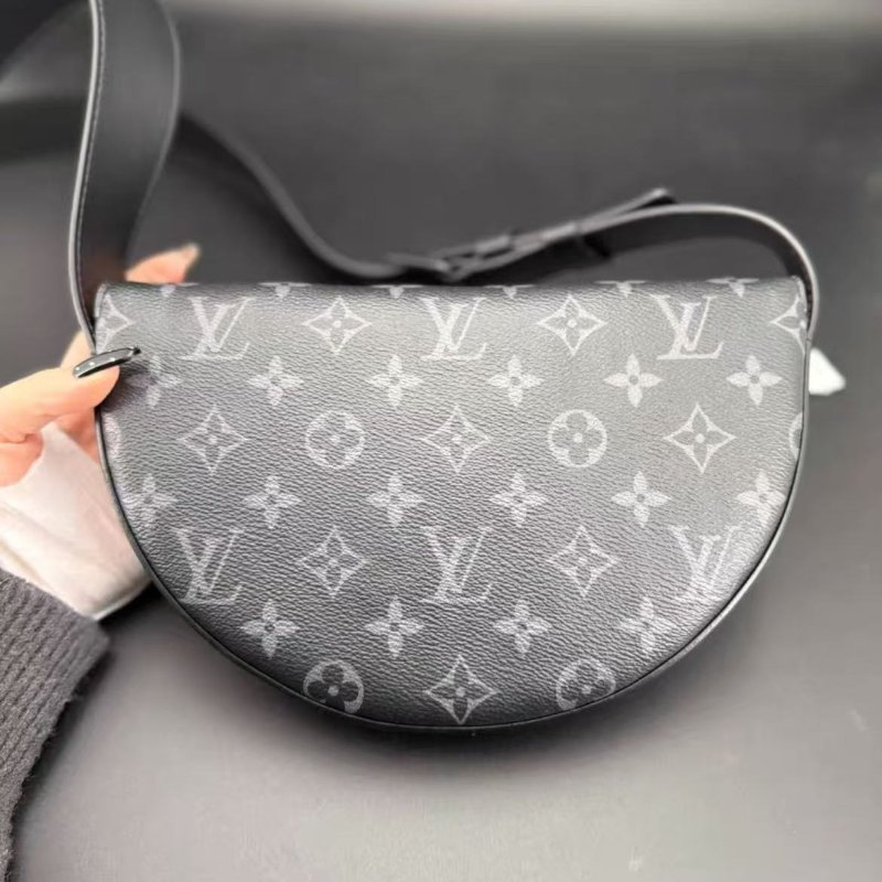 Lv 黑花半月斜背單肩包 男女同款 全新 配件盒子塵袋購證(細節私訊)-0