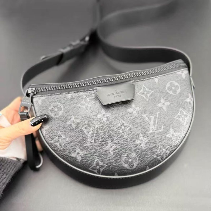 Lv 黑花半月斜背單肩包 男女同款 全新 配件盒子塵袋購證(細節私訊)-1