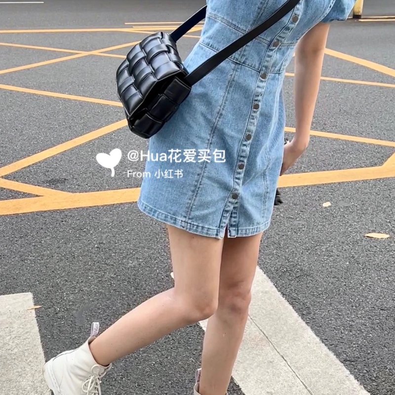 BOTTEGA VENETA Padded Cassette 枕頭編織包-1