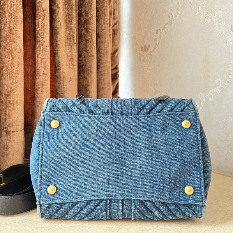 Miumiu 深藍牛仔笑臉2ways蝙蝠秋千包 托特包tote-2