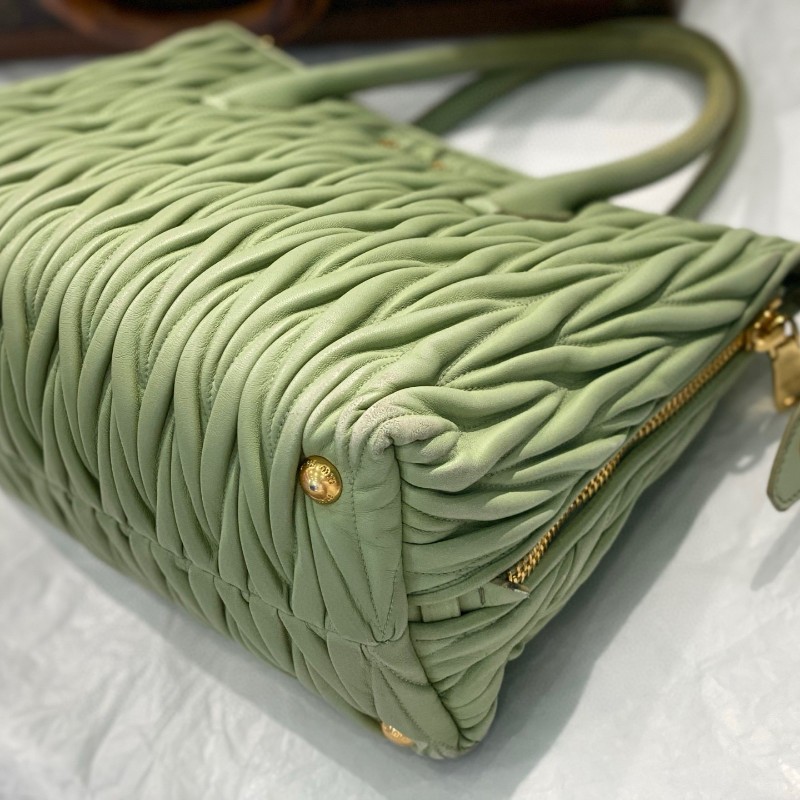 Miumiu  經典褶皺手提包 肩背包 牛油果色 托特包-4