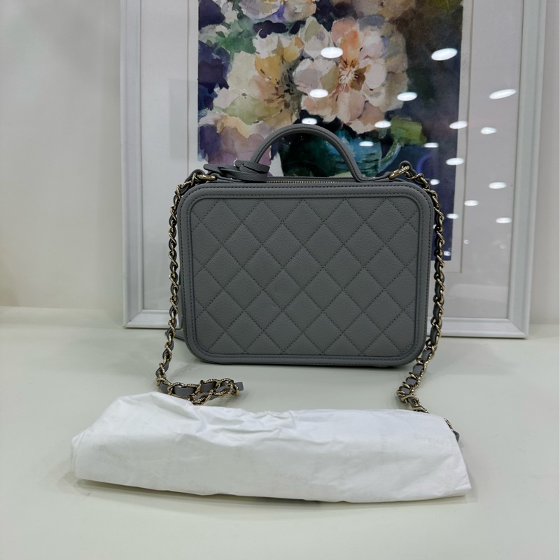Chanel香奈兒 Vanity Case 灰色相機包中型 鐳射29開，尺寸：21*16*9-2