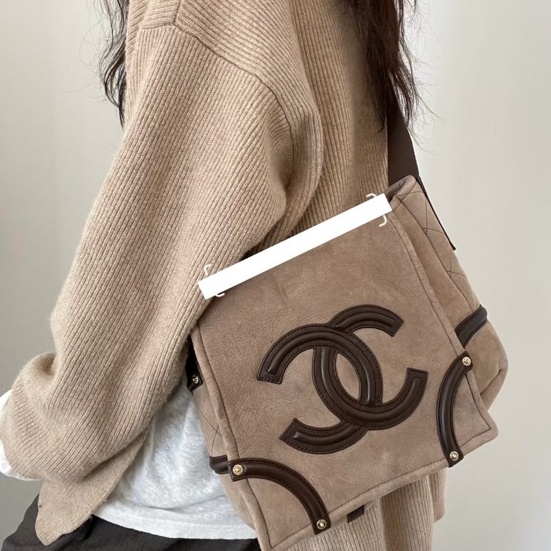 CHANEL 麂皮羊羔毛金扣肩背斜背郵差包 32*24*5 98新配件塵袋-0