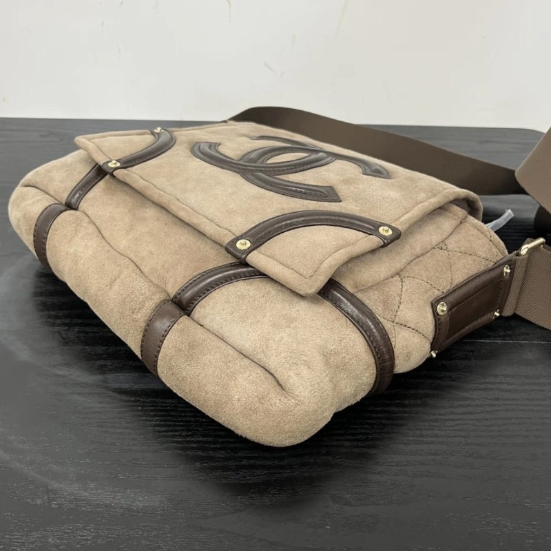 CHANEL 麂皮羊羔毛金扣肩背斜背郵差包 32*24*5 98新配件塵袋-3