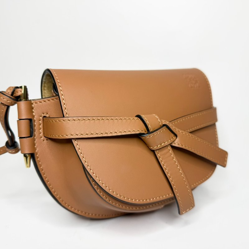 LOEWE焦糖色牛皮金釦寬背帶mini gate斜背包a650n46-5