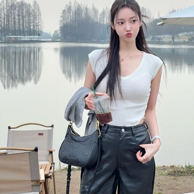 LV Bagatelle全皮壓花肩背斜背牛角包 芯片款 24*18*7 98新配件塵袋-2