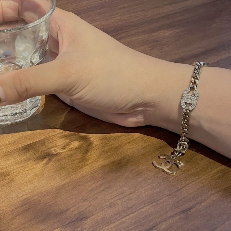 CHANEL  LOGO鑲鑽手鍊-0