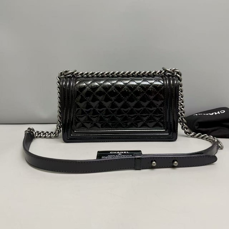 Chanel香奈兒 leboy中號黑銀漆皮菱格琺瑯扣包,尺寸25×15 附件卡 塵袋 鐳射17開-1