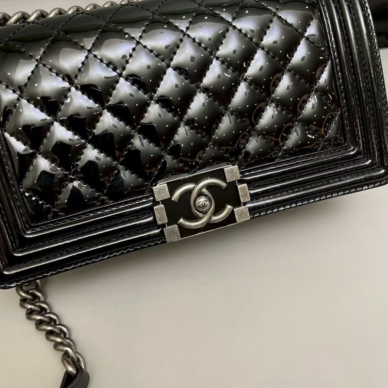 Chanel香奈兒 leboy中號黑銀漆皮菱格琺瑯扣包,尺寸25×15 附件卡 塵袋 鐳射17開-2