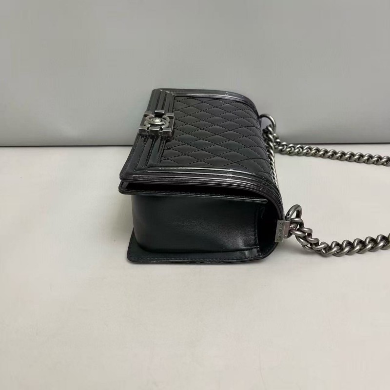 Chanel香奈兒 leboy中號黑銀漆皮菱格琺瑯扣包,尺寸25×15 附件卡 塵袋 鐳射17開-5