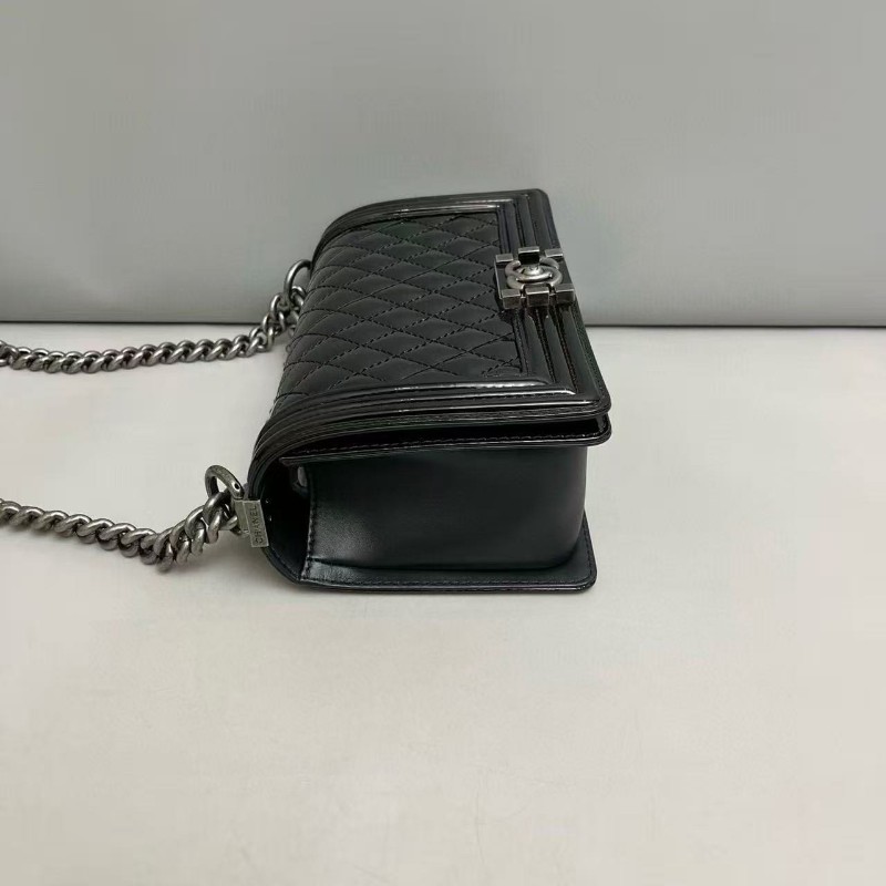 Chanel香奈兒 leboy中號黑銀漆皮菱格琺瑯扣包,尺寸25×15 附件卡 塵袋 鐳射17開-6