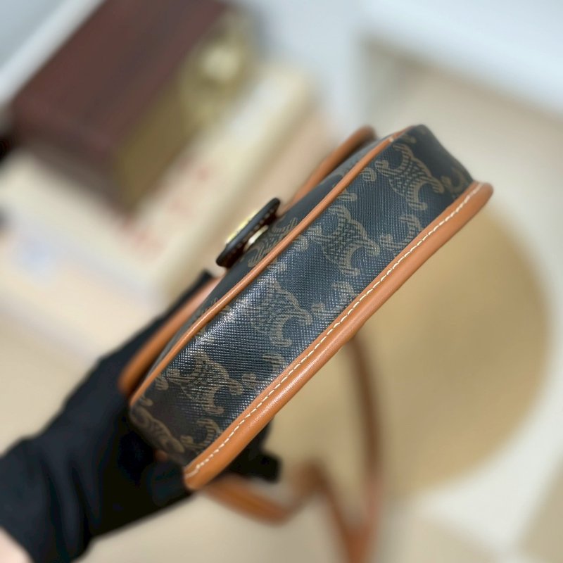 (🤍已售出/可私訊預定)🏷Celine．Triomphe Mini 馬鞍包/客人寄賣-13