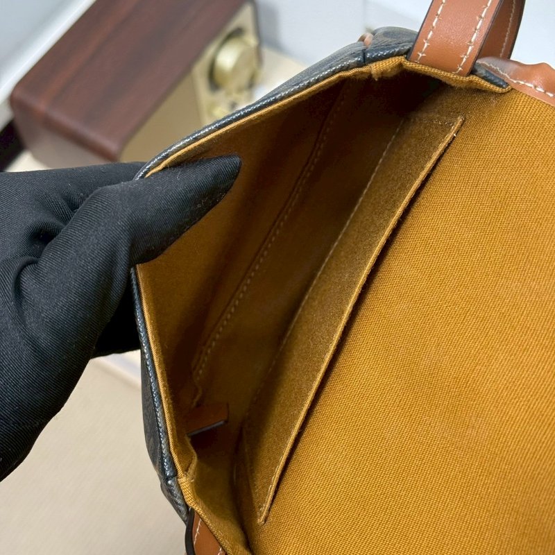 (🤍已售出/可私訊預定)🏷Celine．Triomphe Mini 馬鞍包/客人寄賣-18