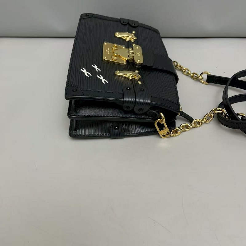 LV路易威登Trunk Clutch黑色水波紋軟盒子 尺寸22×15 附件塵袋 發票
~-4