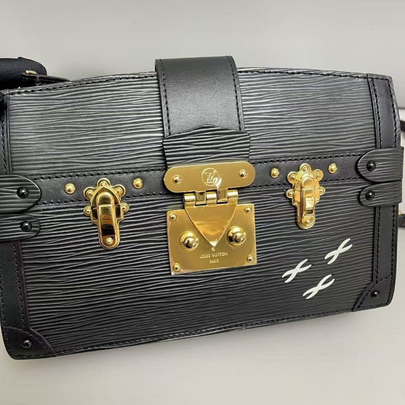 LV路易威登Trunk Clutch黑色水波紋軟盒子 尺寸22×15 附件塵袋 發票
~-8