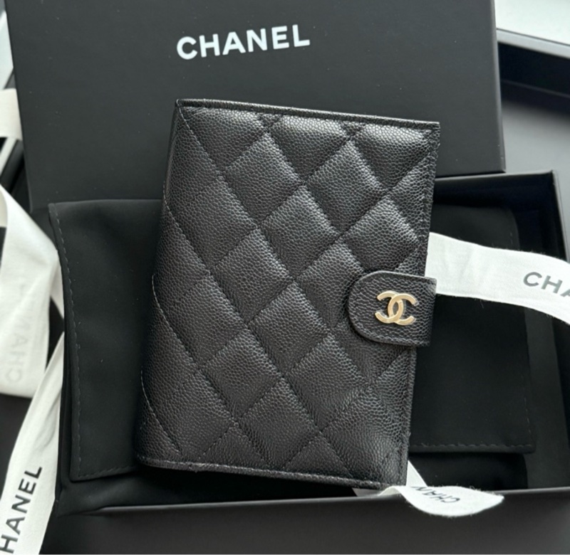 chanel 25s 黑色荔皮牛皮金釦護照夾 護照套-0