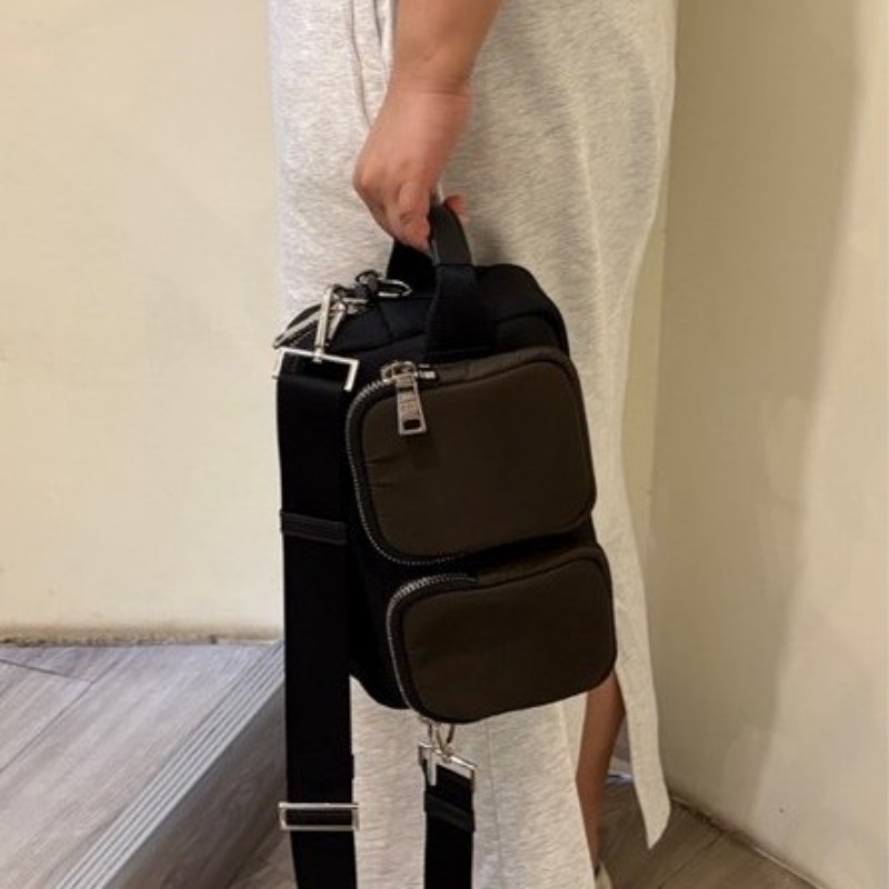 Prada 綠+黑帆布多口袋斜背包-3
