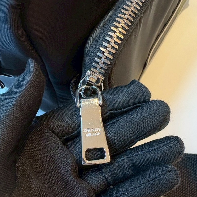 Prada 綠+黑帆布多口袋斜背包-6