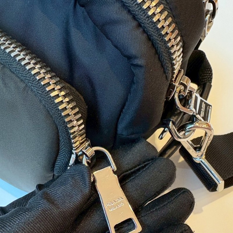 Prada 綠+黑帆布多口袋斜背包-8