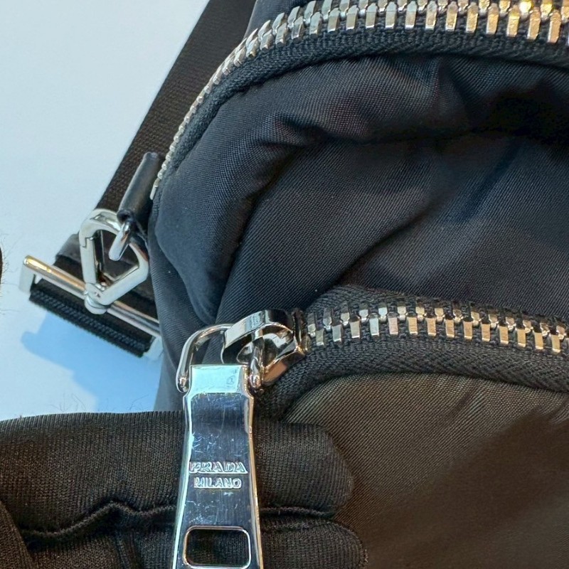 Prada 綠+黑帆布多口袋斜背包-9