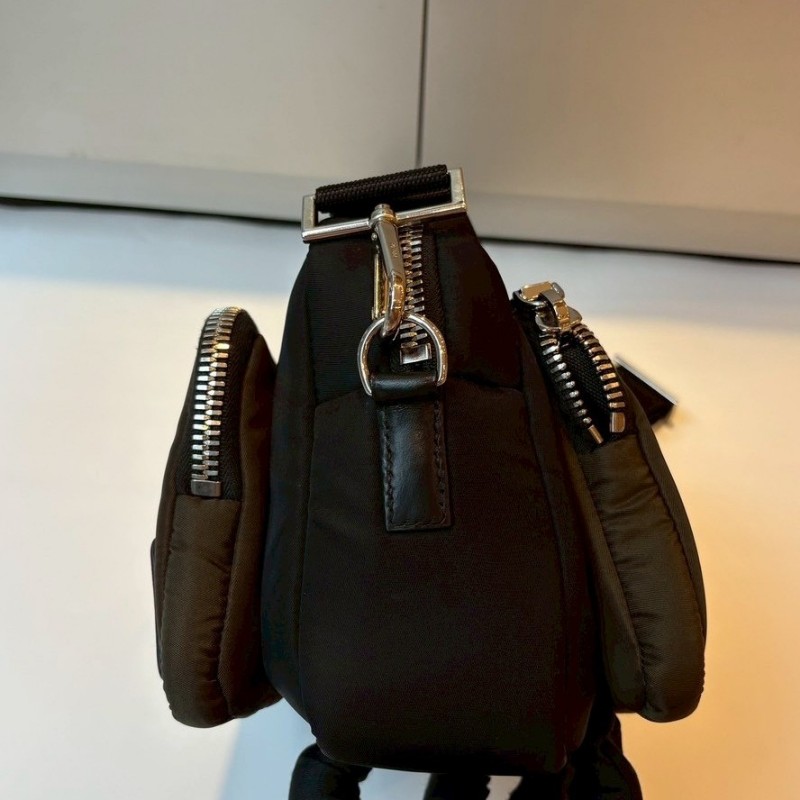 Prada 綠+黑帆布多口袋斜背包-11
