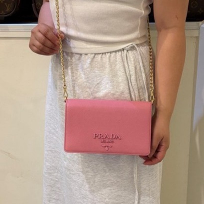 Prada 金鍊粉牛皮壓紋WOC 斜背小包-2