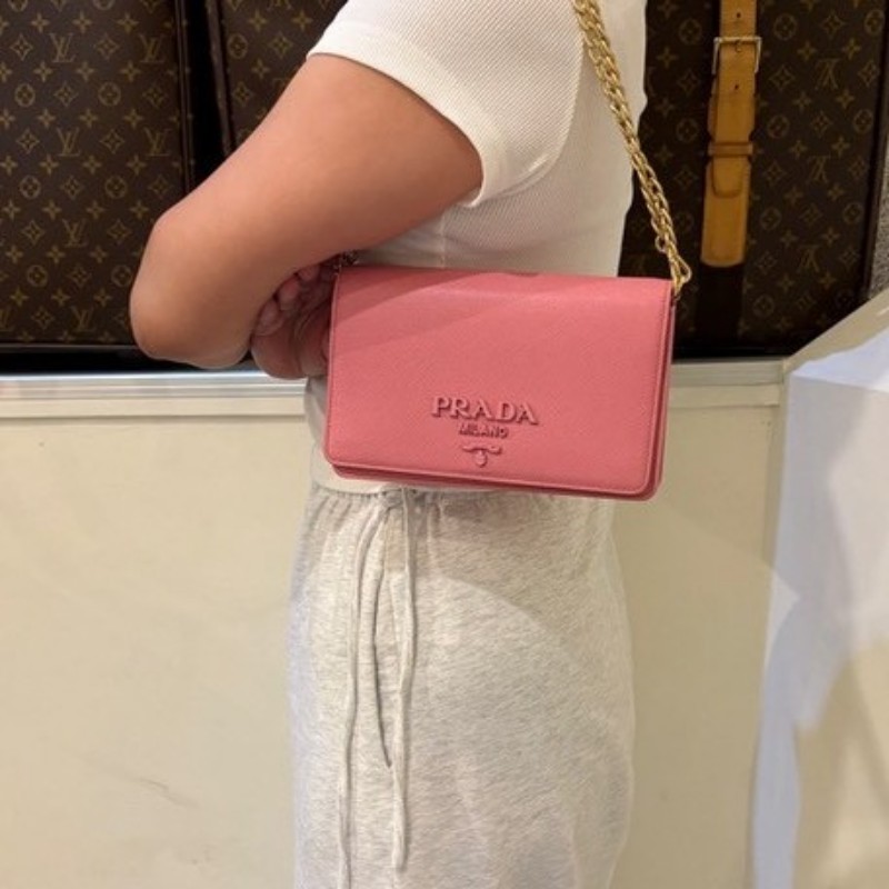 Prada 金鍊粉牛皮壓紋WOC 斜背小包-3
