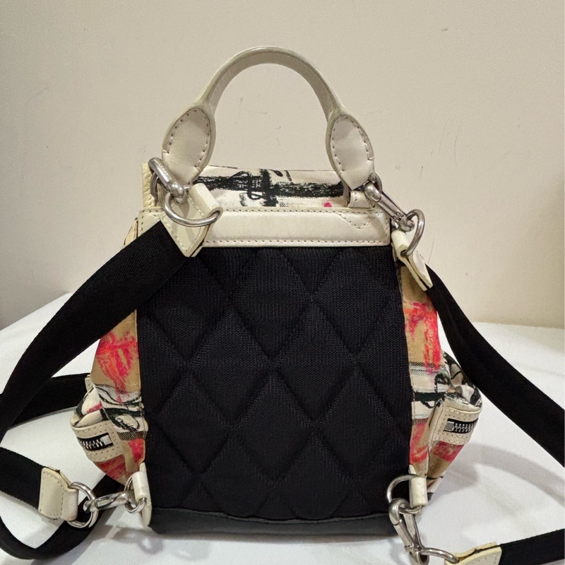 Burberry 塗鴉造型 小後背包 小號-2