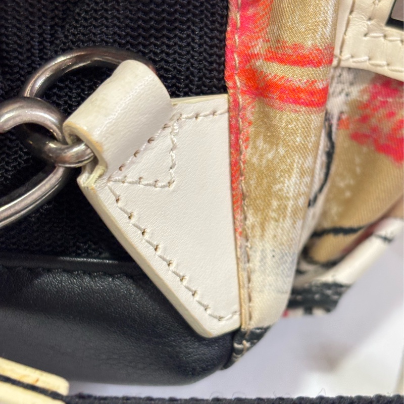 Burberry 塗鴉造型 小後背包 小號-11