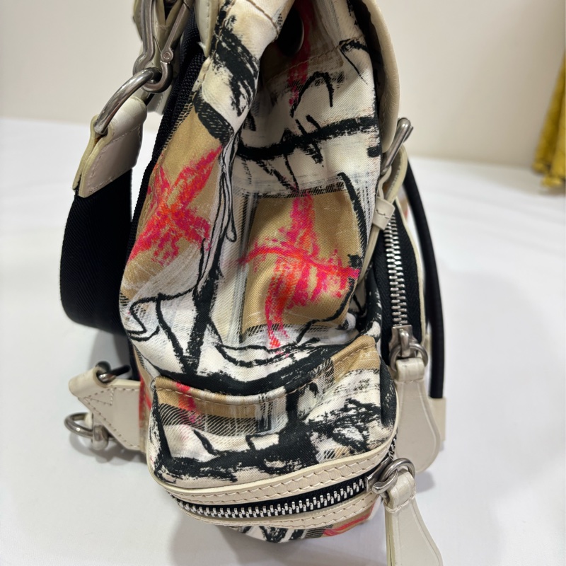 Burberry 塗鴉造型 小後背包 小號-15