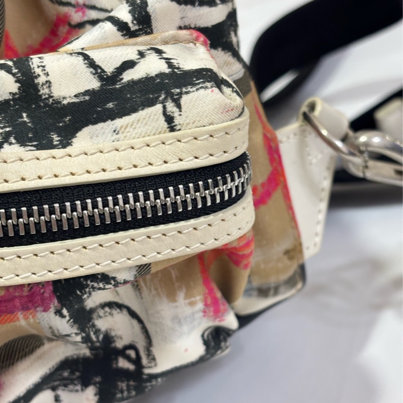 Burberry 塗鴉造型 小後背包 小號-16