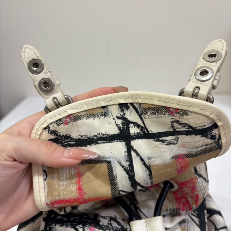 Burberry 塗鴉造型 小後背包 小號-19