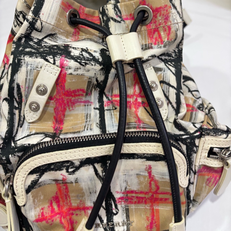 Burberry 塗鴉造型 小後背包 小號-20