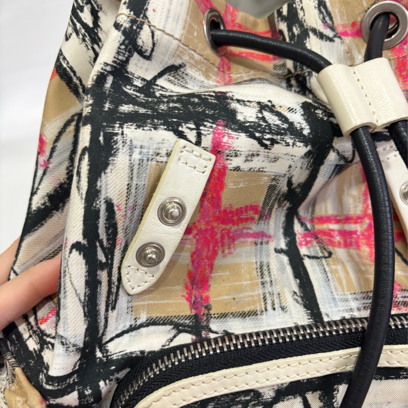 Burberry 塗鴉造型 小後背包 小號-21