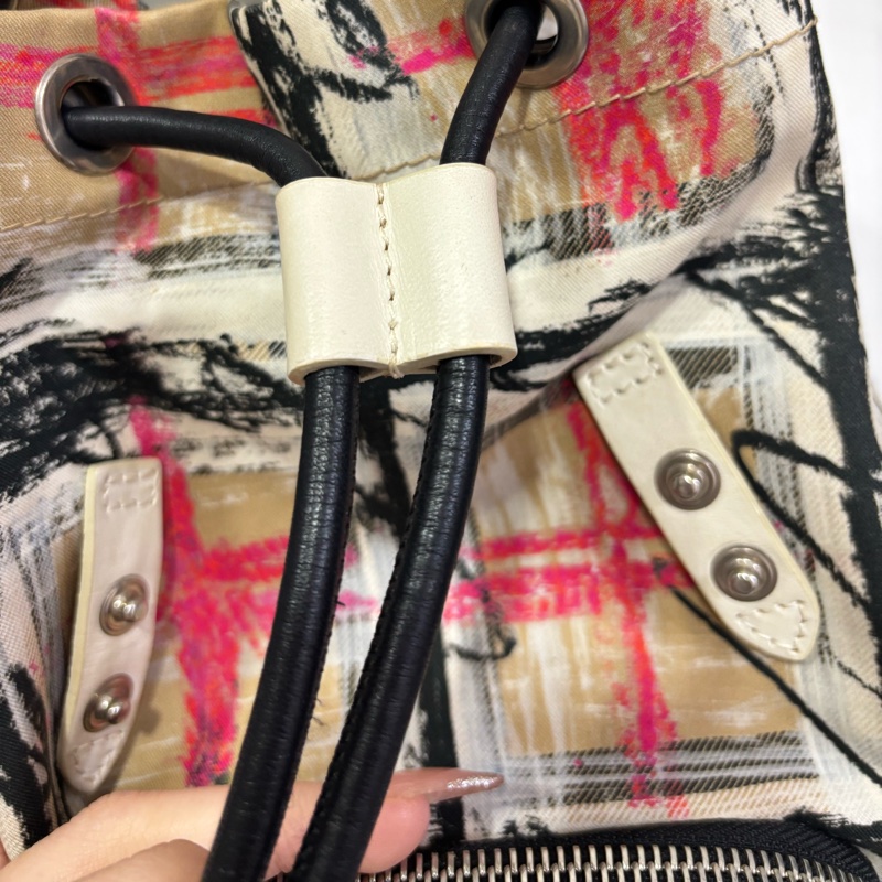 Burberry 塗鴉造型 小後背包 小號-23
