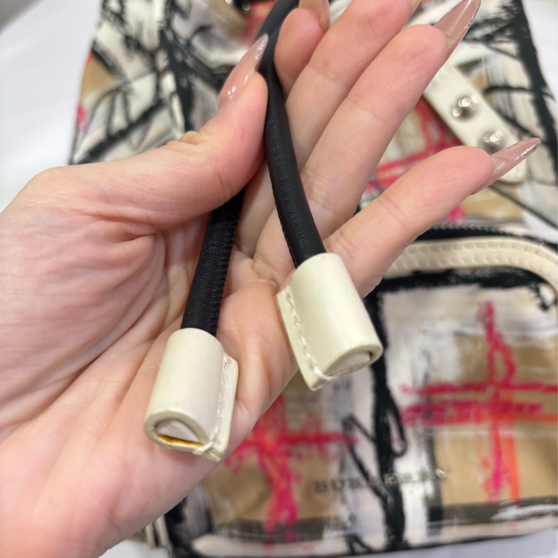 Burberry 塗鴉造型 小後背包 小號-24