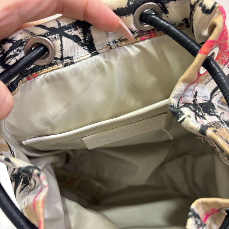 Burberry 塗鴉造型 小後背包 小號-26