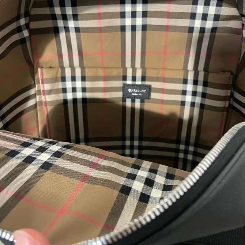 Burberry 黑色皮款背包-1